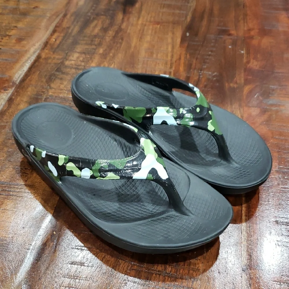 OOFOS Women's Sandals - Black and Green Camo